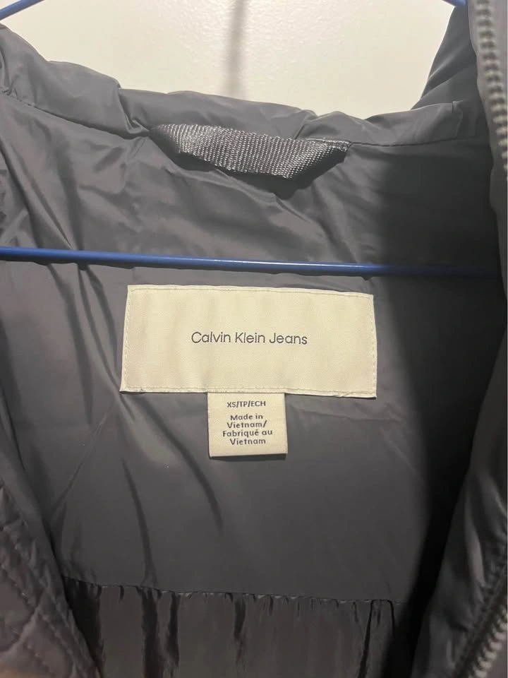$30 Calvin Klein women grey cropped puff jacket - photo 3