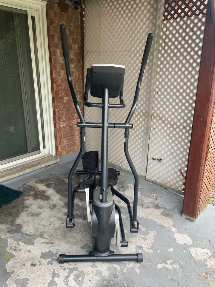 Horizon Elliptical Machine – Excellent Condition - photo 2