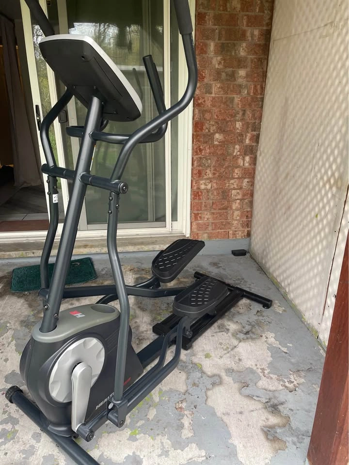Horizon Elliptical Machine – Excellent Condition - photo 3