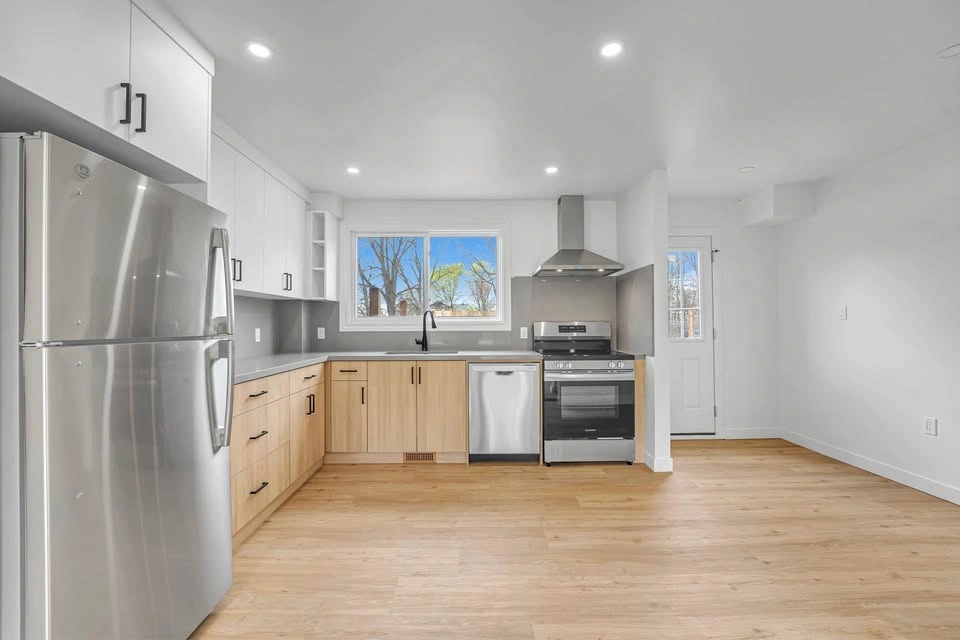 3 Beds 2 Baths Townhouse for Rent in Cambridge - photo 2