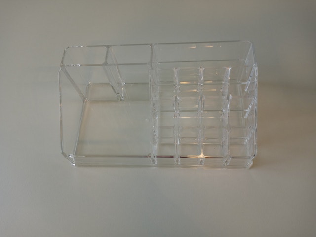 Cosmetics organizer, 8 1/4" x 5" x 3 1/8"