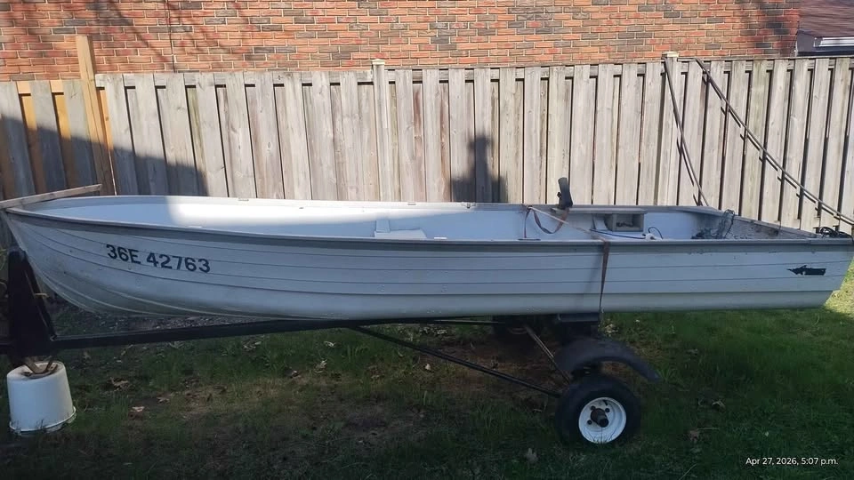 14ft Boat, 1994 Johnson 15 HP Motor, and Trailer - photo 2