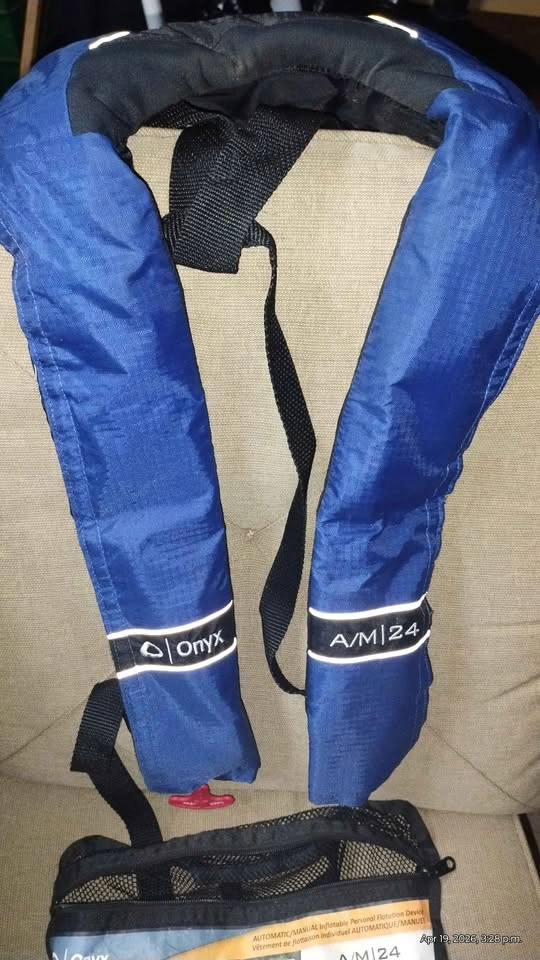 Self inflating life jacket - photo 3