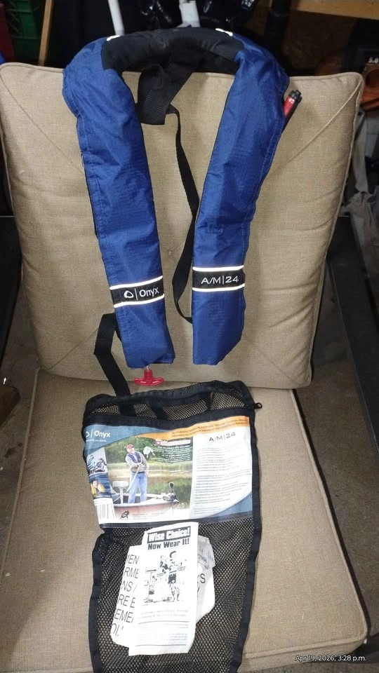 Self inflating life jacket - photo 4