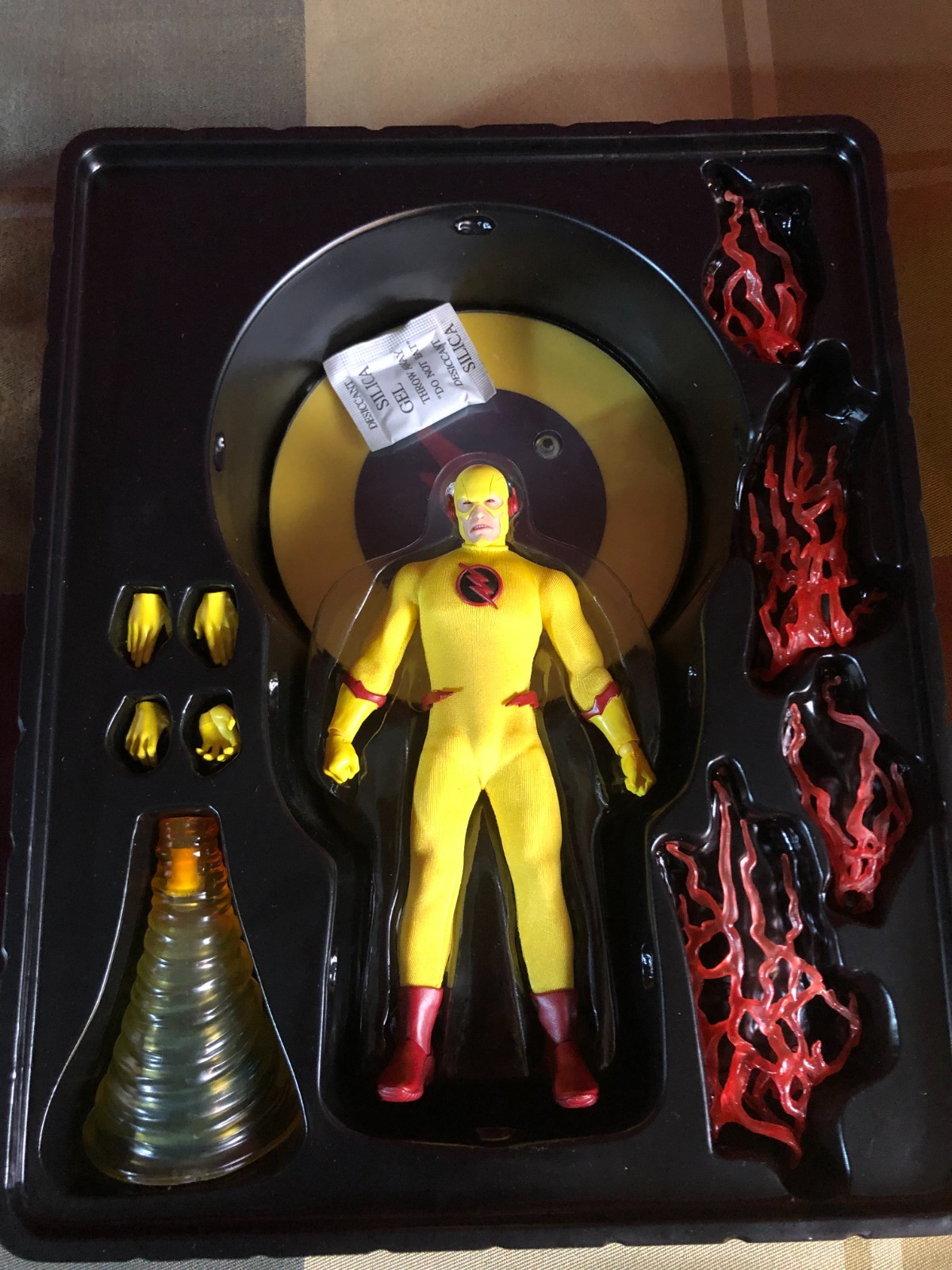 Mezco One:12 Collective Zoom Figure DC Comics Open Box Complete - photo 4