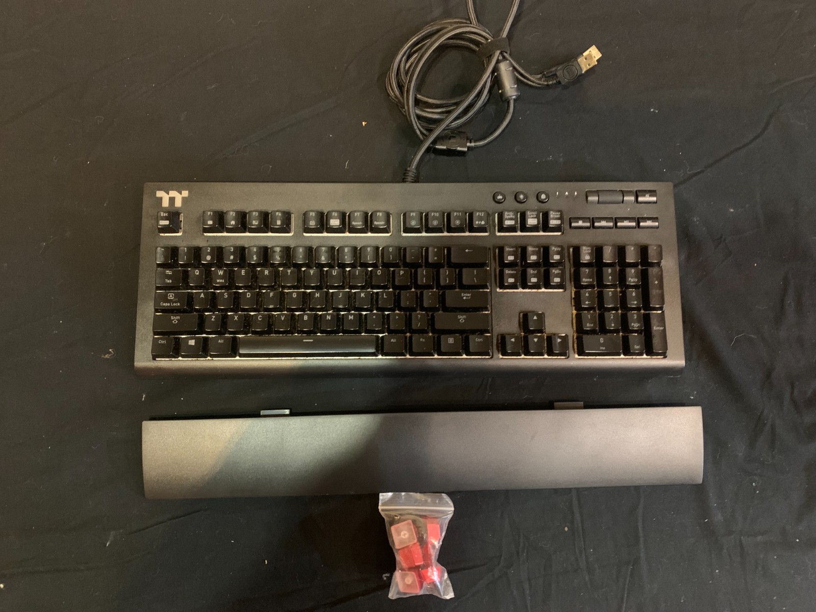 Thermaltake X1 RGB Mechanical Gaming Keyboard w Wrist Rest