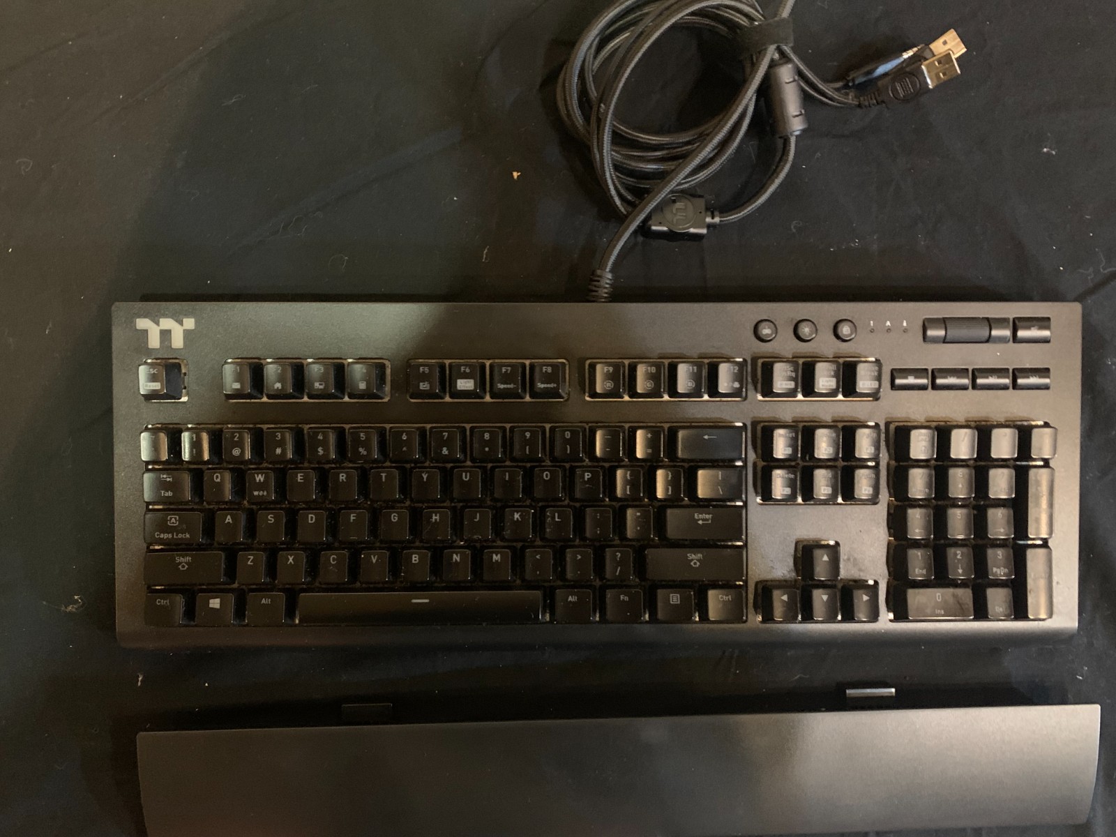 Thermaltake X1 RGB Mechanical Gaming Keyboard w Wrist Rest - photo 2