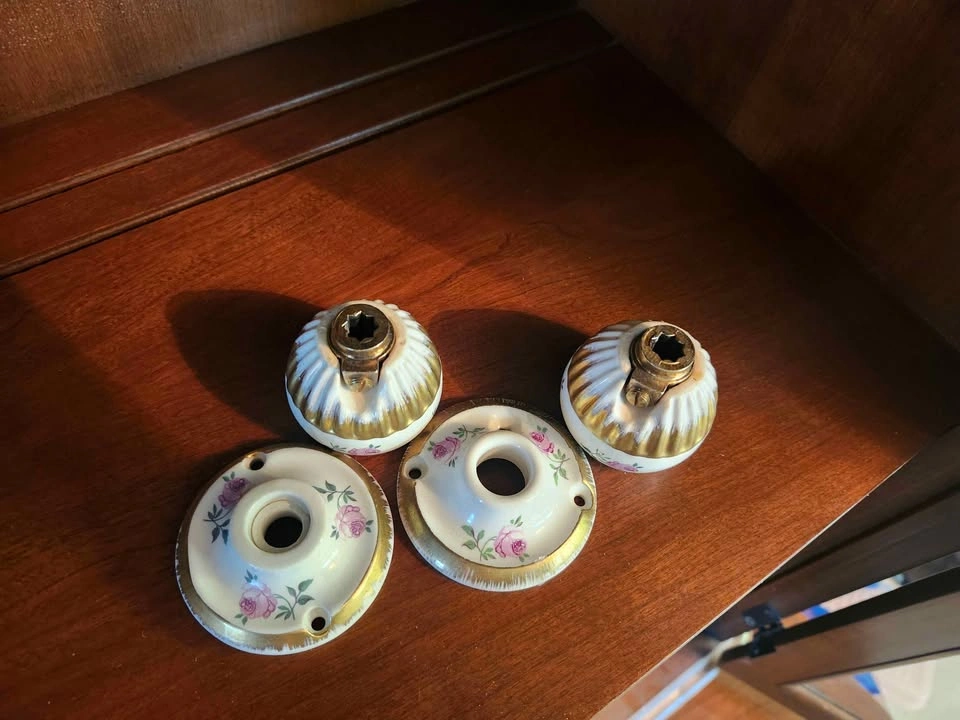 Antique porcelain floral door knobs - photo 4