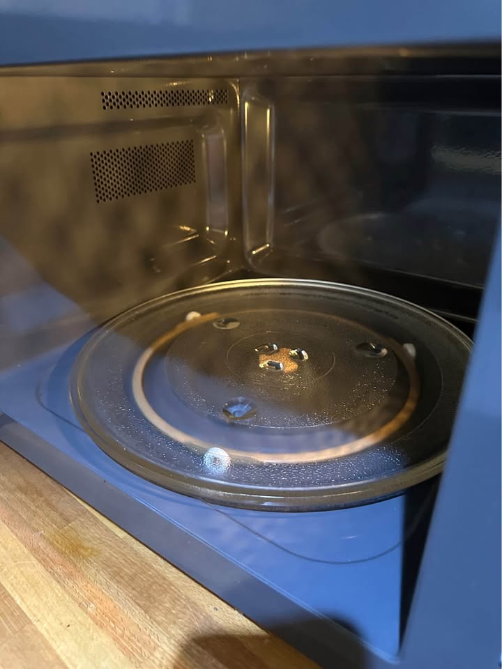 Magic Chef Microwave - photo 2