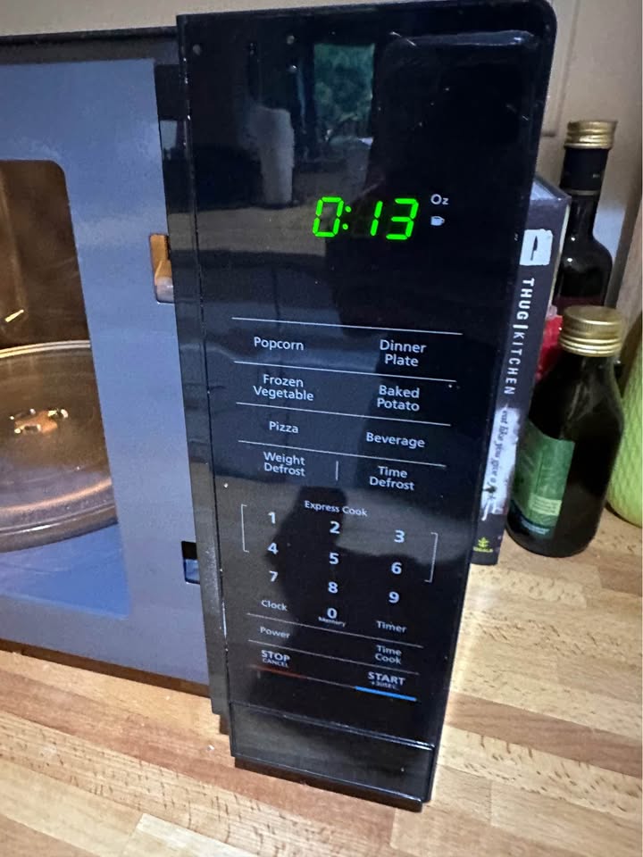 Magic Chef Microwave - photo 3