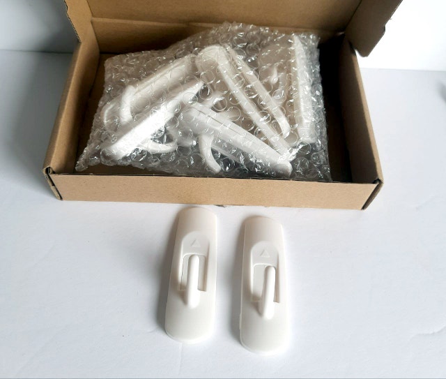 5 New Hanging Hooks, White