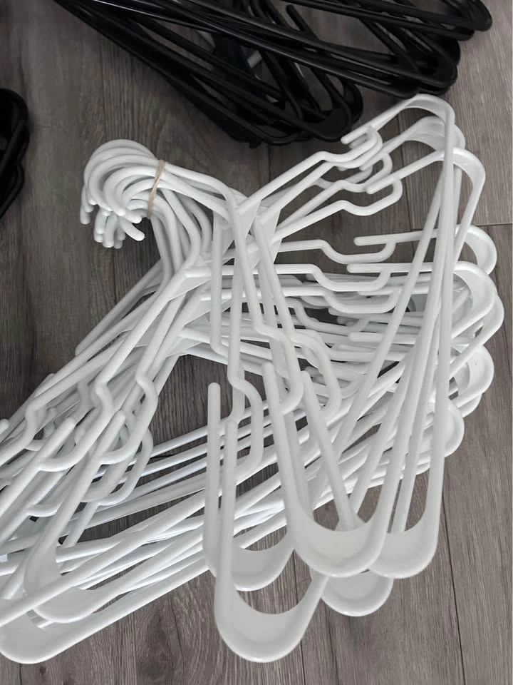 Plastic Hangers Black and White - photo 2