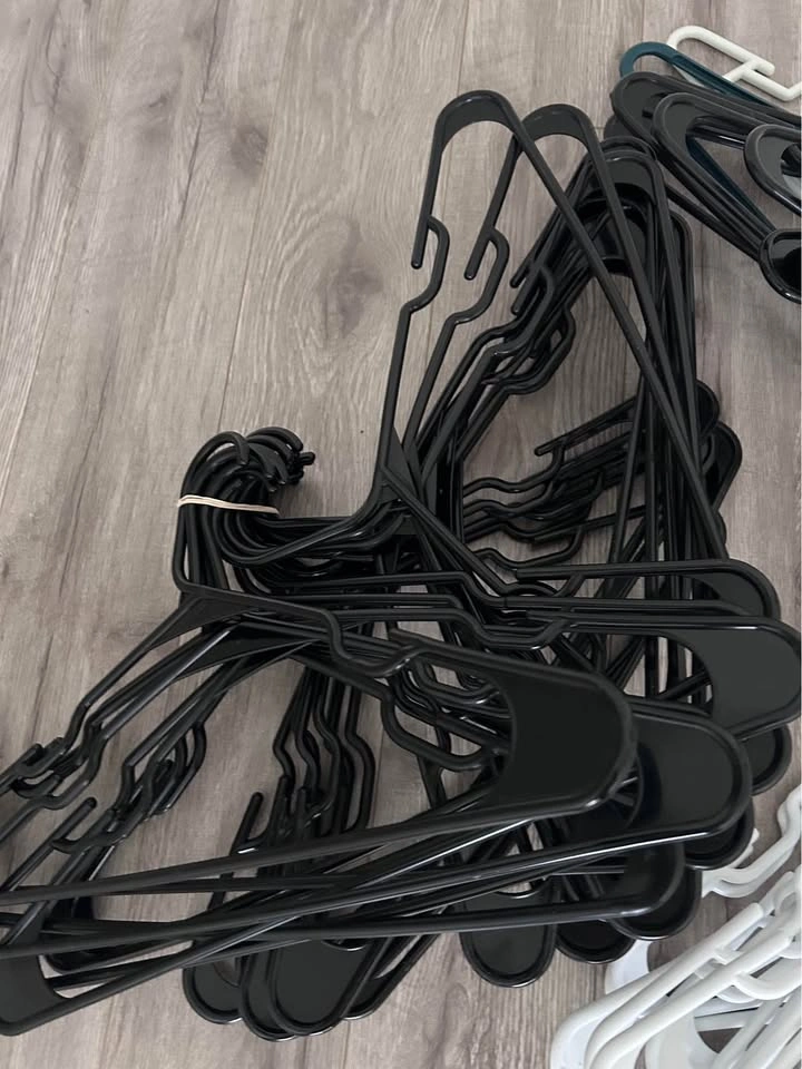 Plastic Hangers Black and White - photo 3