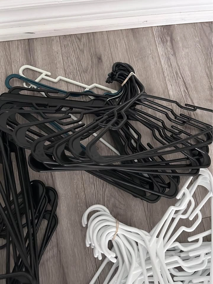 Plastic Hangers Black and White - photo 4