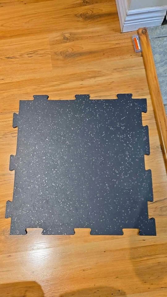 18 Rubber Gym Mats (2'x2')