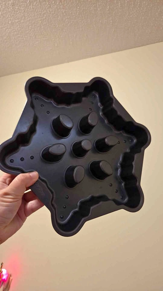 Wilton Cake Pans - Snowflake & Gingerbread Man