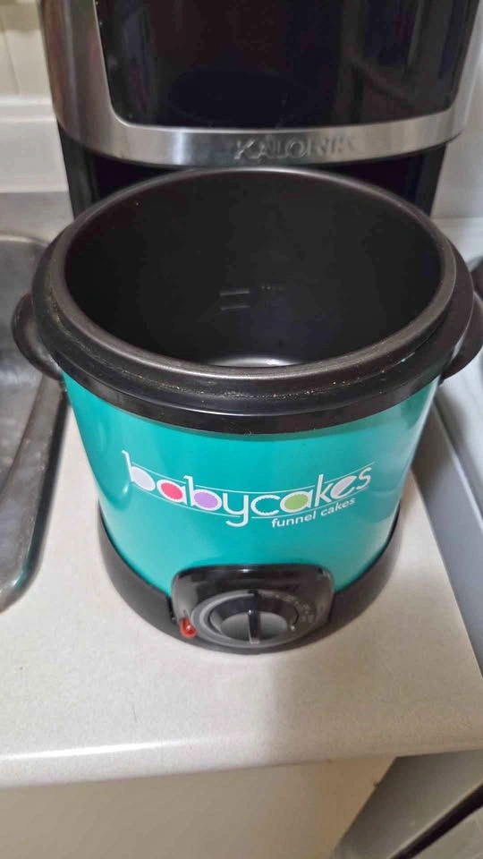 Babycakes Funnel Cake Maker / Mini Deep Fryer