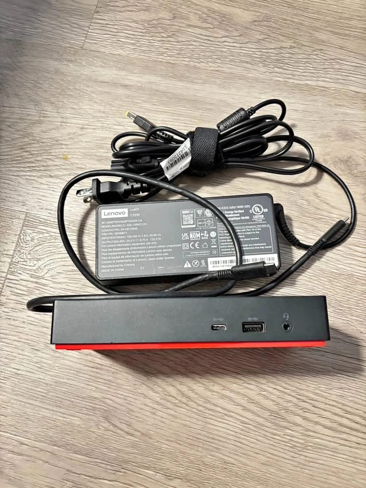 Lenovo ThinkPad Docking Station with 135W Power Adapter