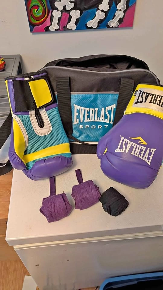 Everlast boxing gloves, wrist wraps and gym bag