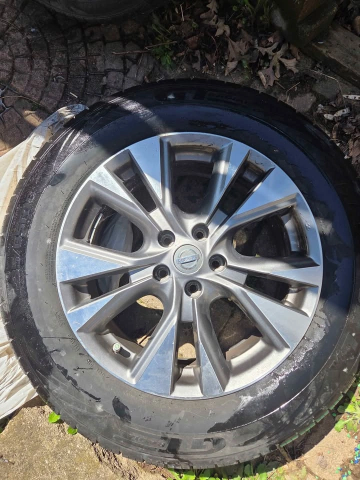 4 All Season Tires on Rims 85% Tread - photo 3