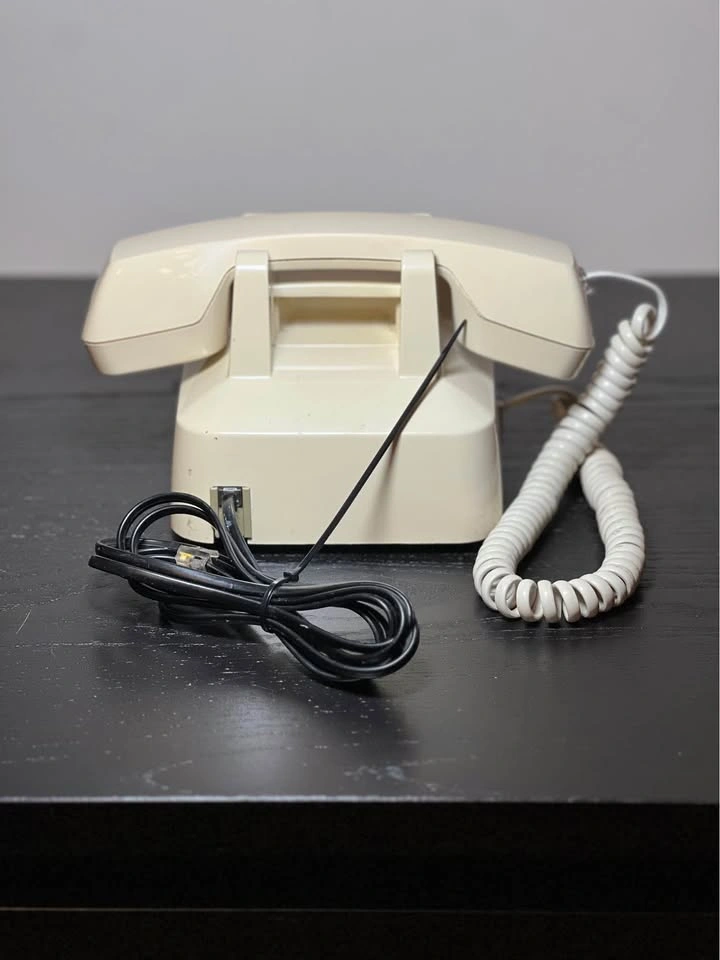 Lucent Technologies 2500 Series Analog Desk Phone - photo 4