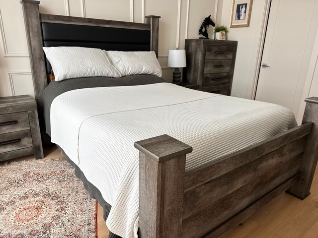 Lovely 5 Piece Queen Bedroom Set with Motion Base