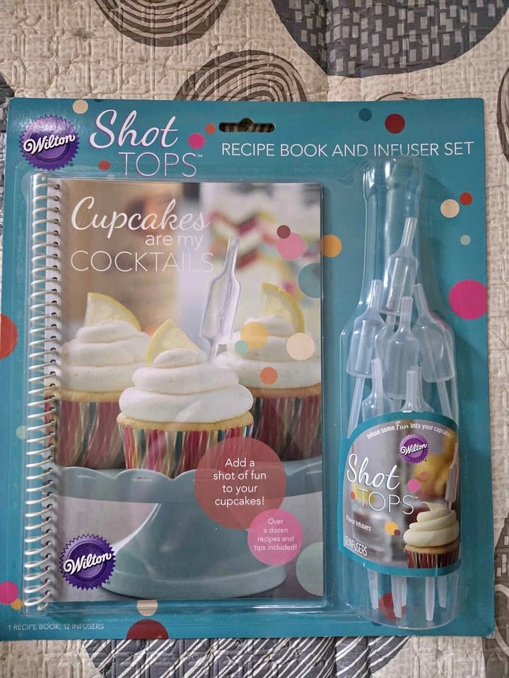Recipe book & cupcake infuser set