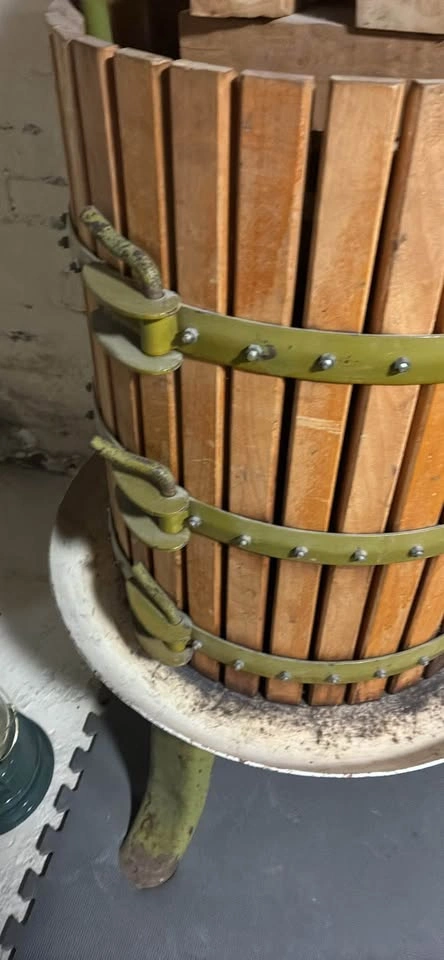 Antique wine press - photo 3
