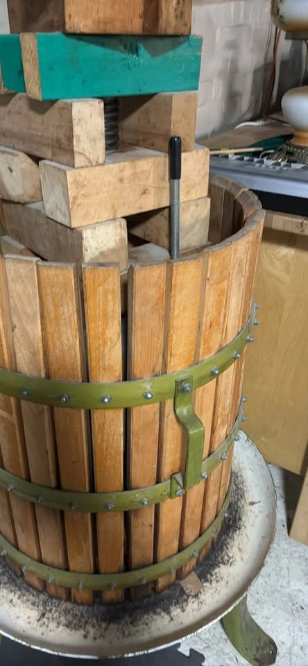 Antique wine press - photo 4