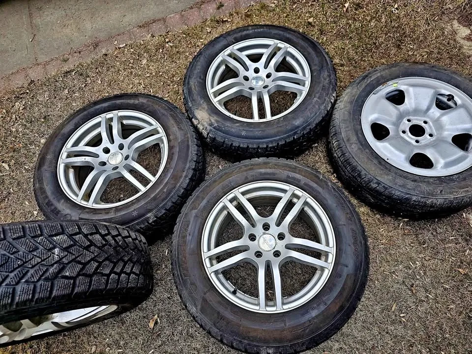 5 Haida 225/65R17 Winter Tires on Rims