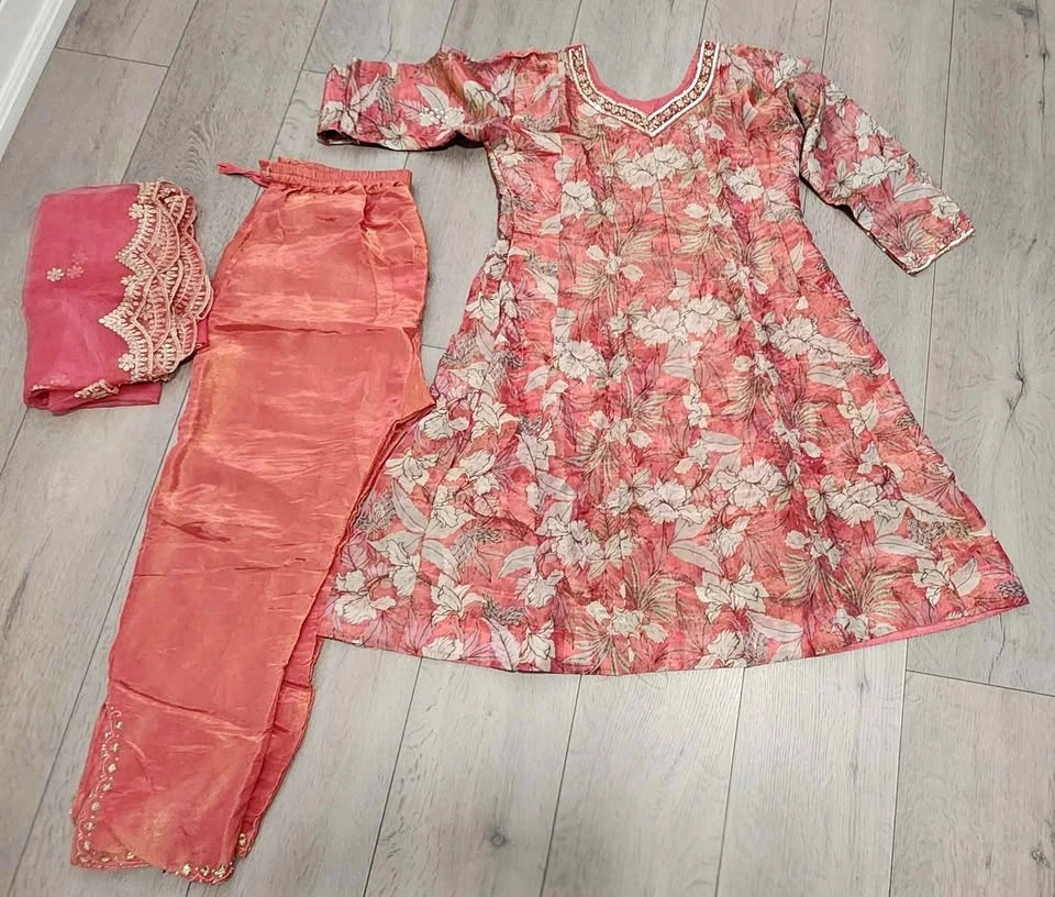 Women’s Indian Suit / Salwar Kameez Set