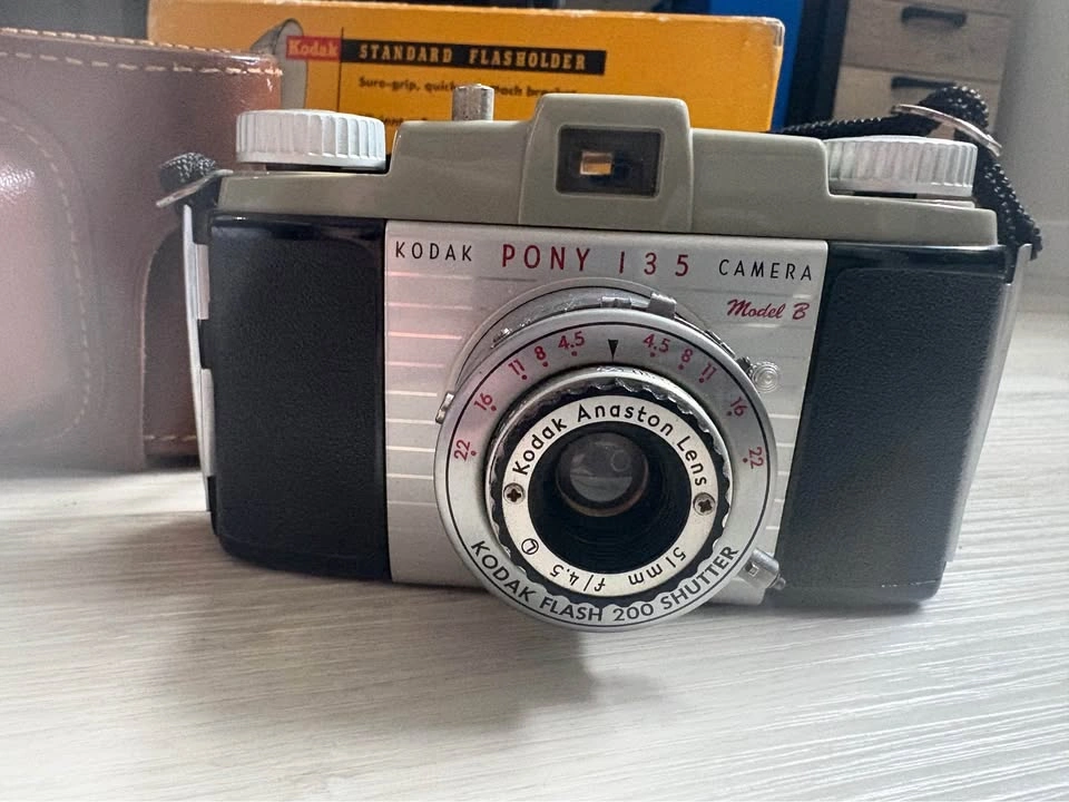 Vintage Kodak Pony 135 Film Camera with Case and Flash - photo 3