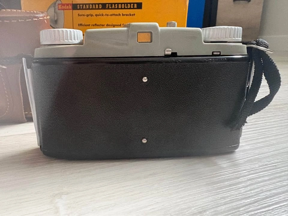 Vintage Kodak Pony 135 Film Camera with Case and Flash - photo 4