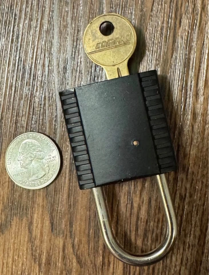 Compaq Server Cabinet Lock - photo 2