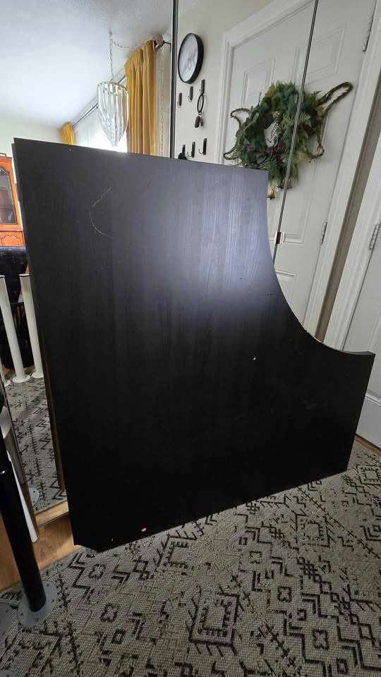 Corner desk with adjustable legs
