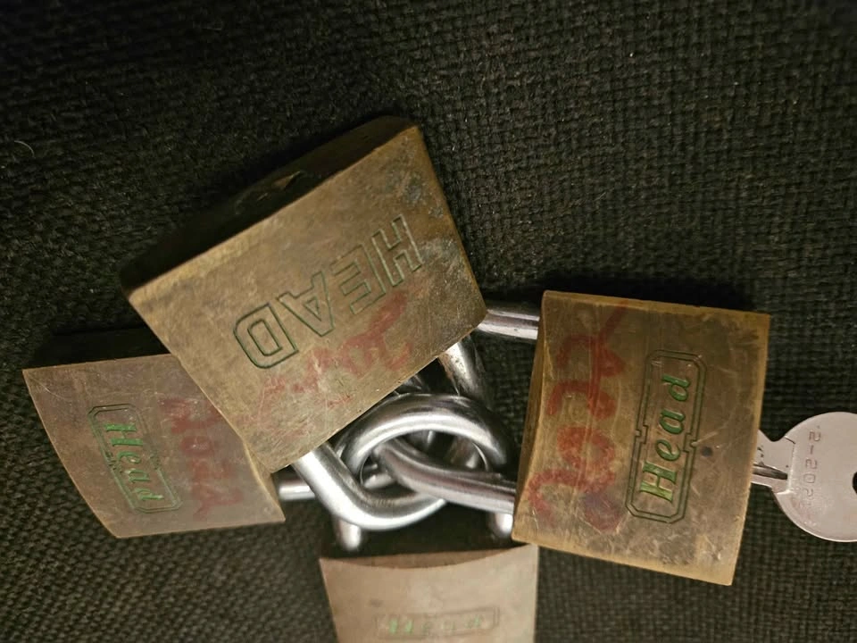 4 SOLID BRASS LOCKS ALL KEYED ALIKE - photo 4