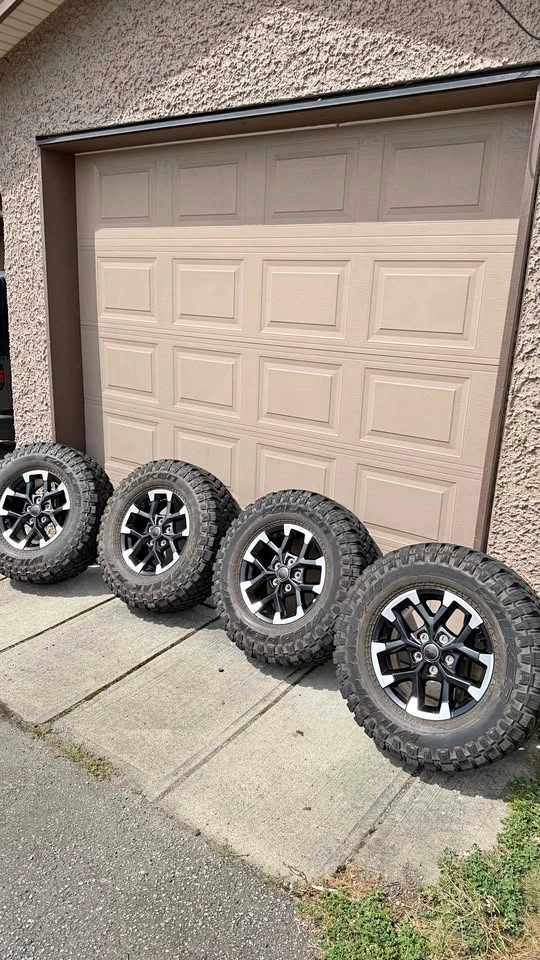 Like New Jeep Gladiator Wheels & Tires 🔥A/T LT285/70R17