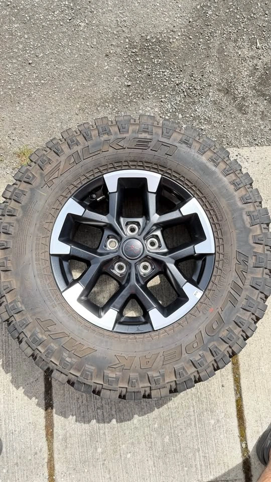 Like New Jeep Gladiator Wheels & Tires 🔥A/T LT285/70R17 - photo 2