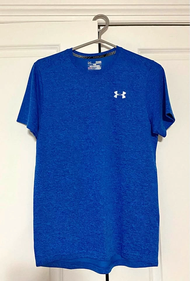 MENS UA FITTED ATHLETIC TEES (SMALL) *PLEASE READ INFO*