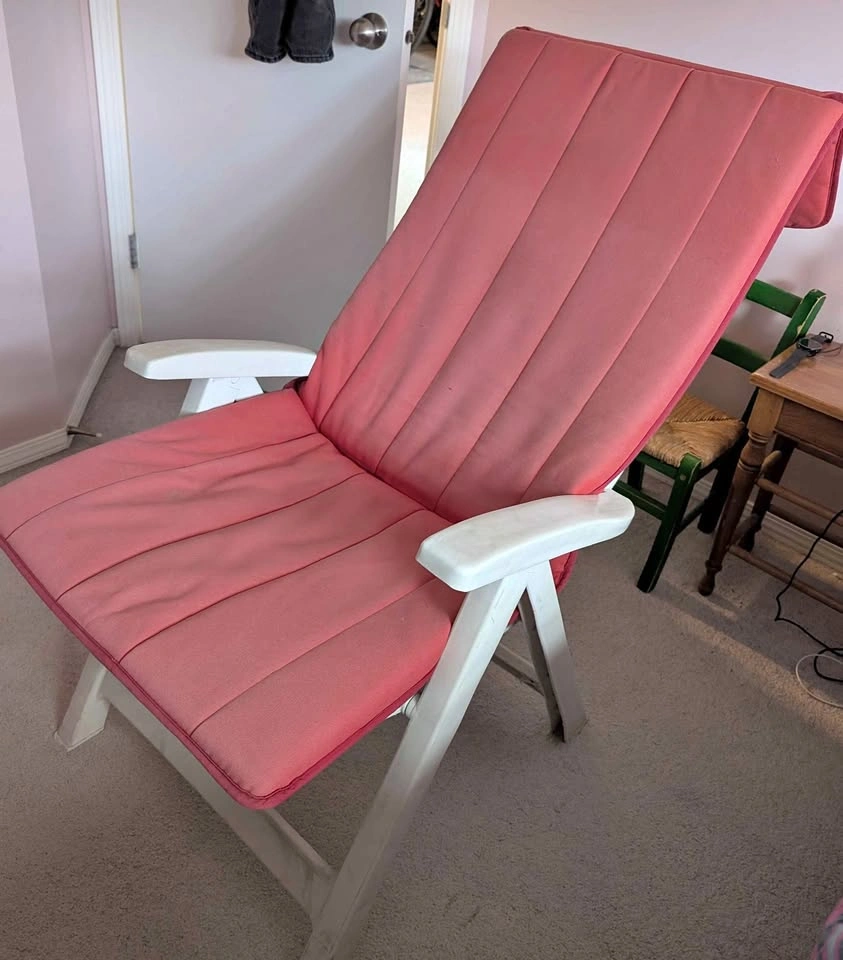 Foldable patio chair with cushion