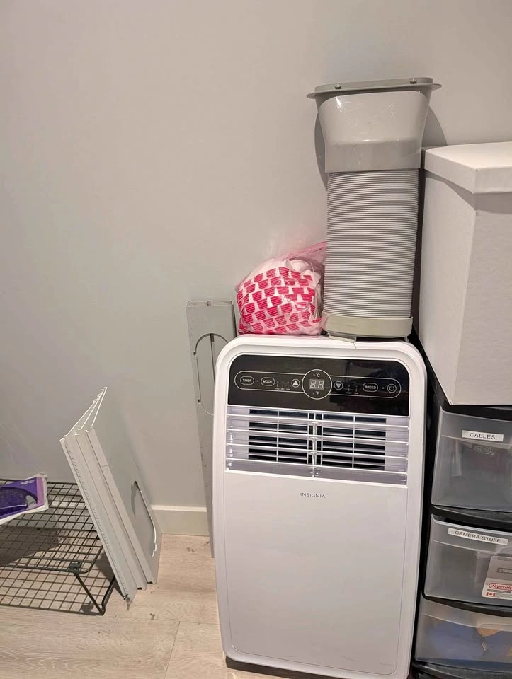 Insignia Air Conditioner with Pipe and Window Kit
