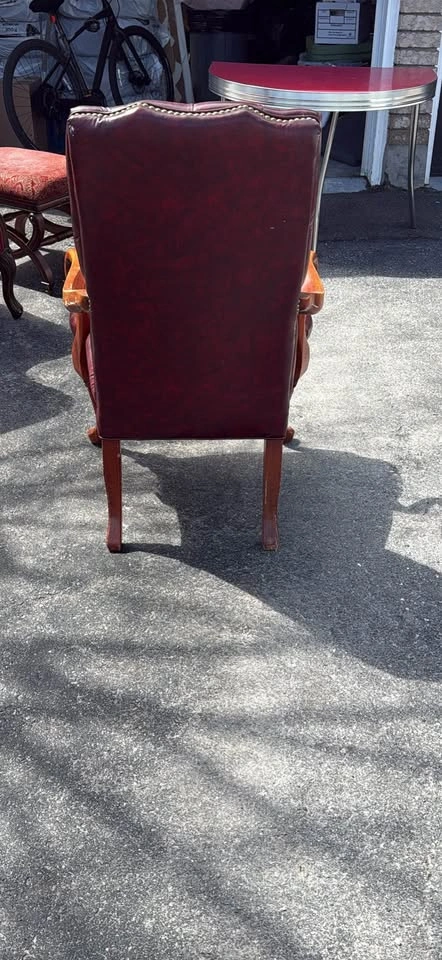 Handcrafted Leather Chesterfield Armchair – Like New. Make your - photo 3