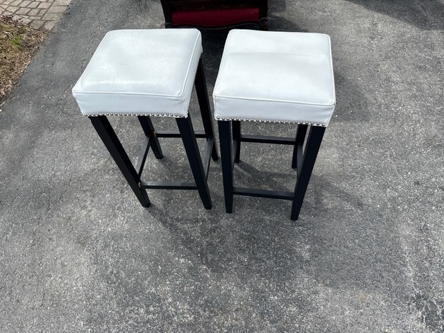 Set of 2 Black Bar Stools with White Cushions