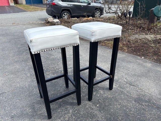 Set of 2 Black Bar Stools with White Cushions - photo 2