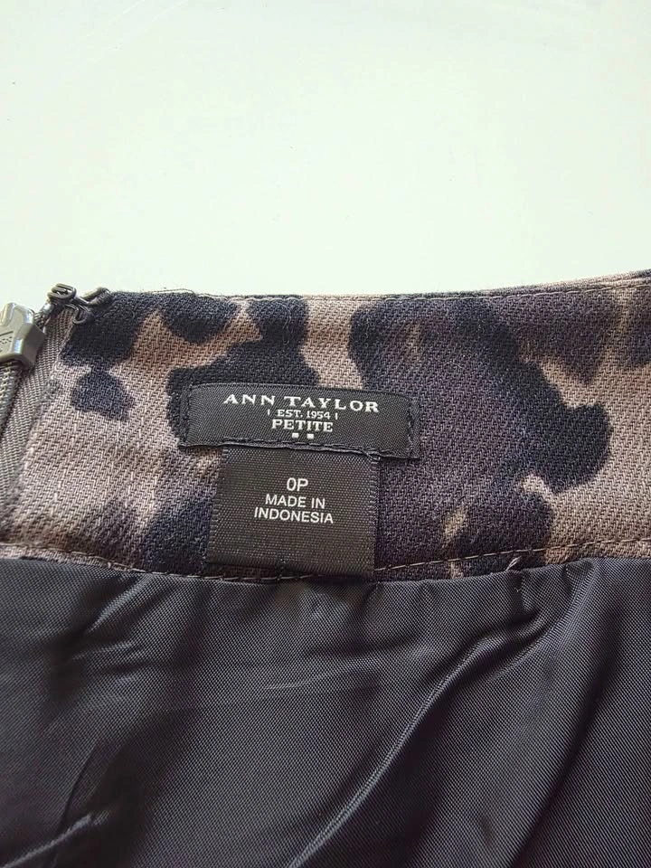 Ann Taylor Petite Pencil Skirt Size 0P – Neutral Leopard Print - photo 3