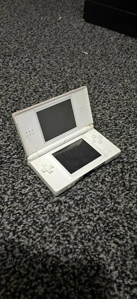 Nintendo DS Lite (Negotiable)