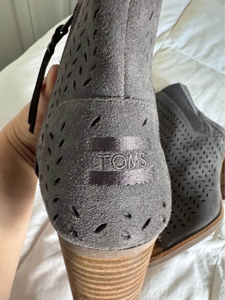 Ladies Size 11 TOMS boots New - Like New Worn Once - photo 2