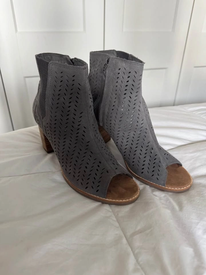 Ladies Size 11 TOMS boots New - Like New Worn Once - photo 4