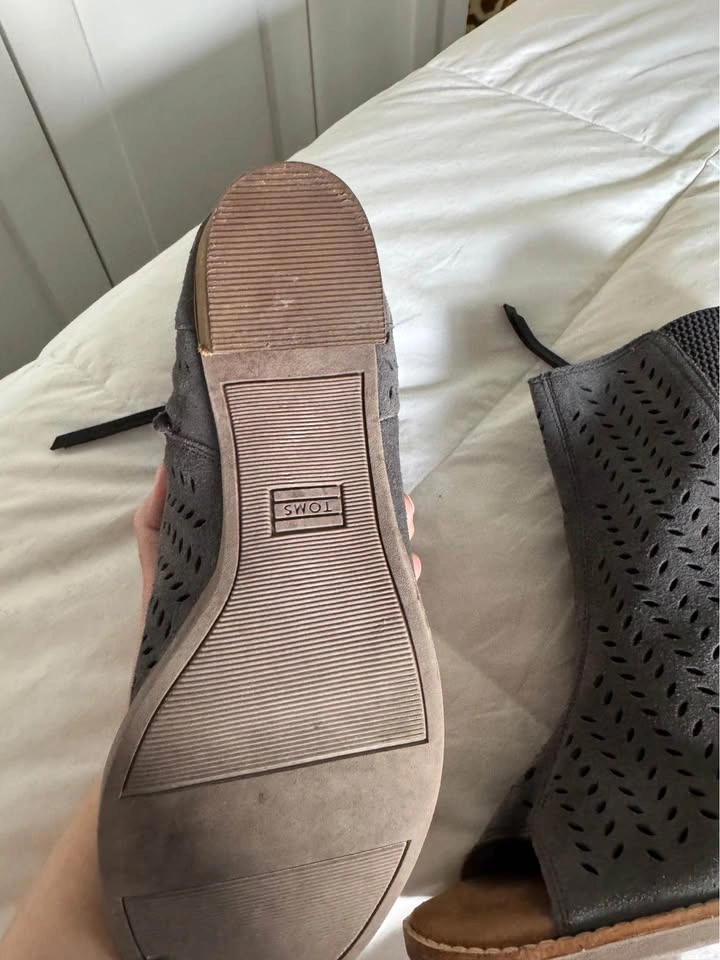 Ladies Size 11 TOMS boots New - Like New Worn Once - photo 5
