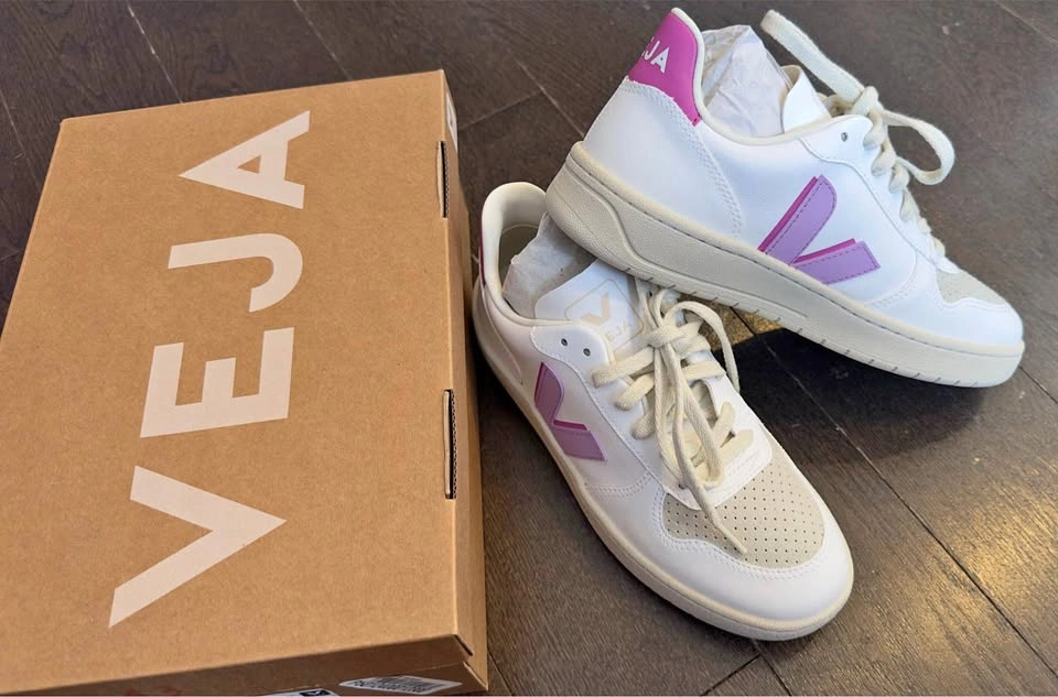 New - VEJA Sneaker